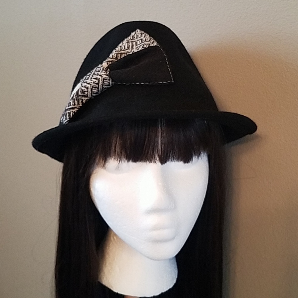 Women's black 100% wool fedora with bow. Size M-L